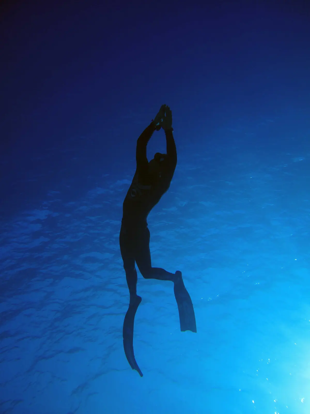 Alessandro Schiasselloni in apnea, immerso nel blu