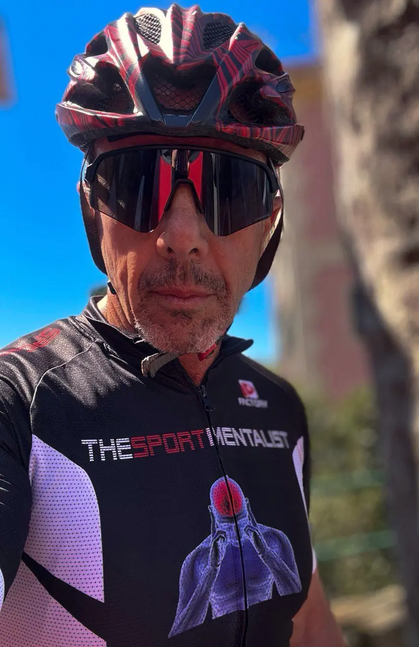 Alessandro Schiasselloni in bicicletta con la maglia Sport Mentalist