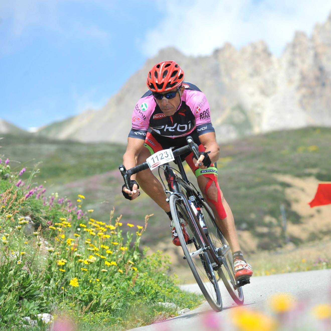 Alessandro Schiasselloni in gara in bicicletta su strada di montagna