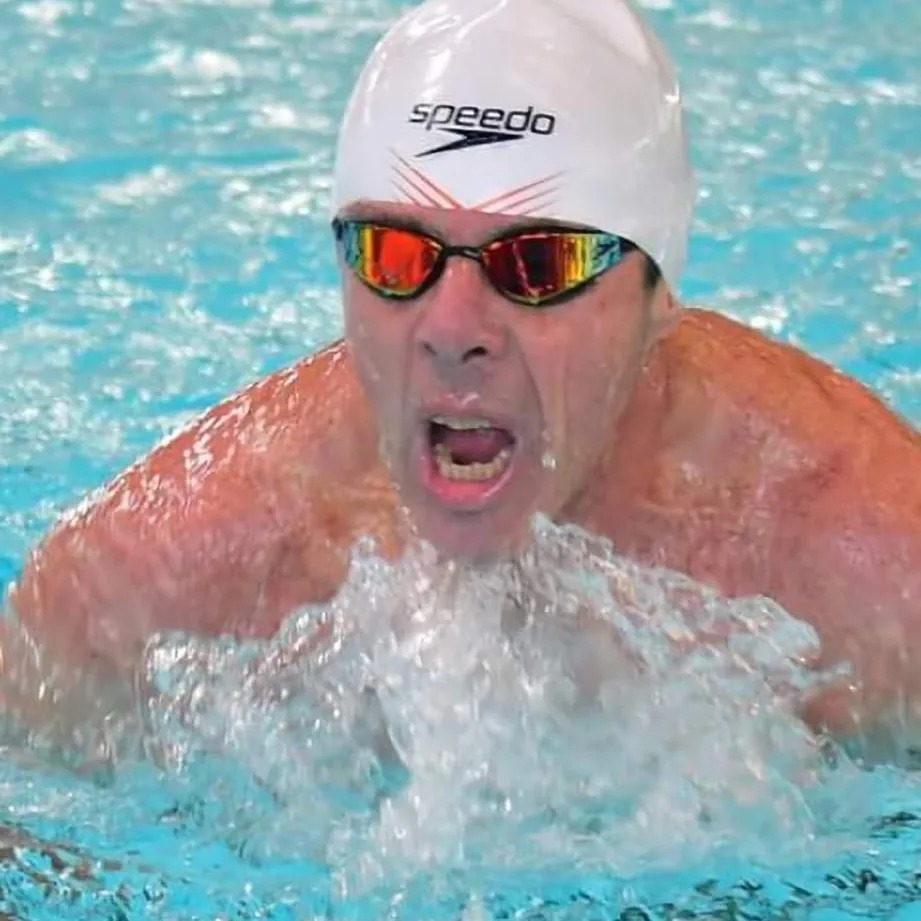 Alessandro Schiasselloni mentre nuota in piscina